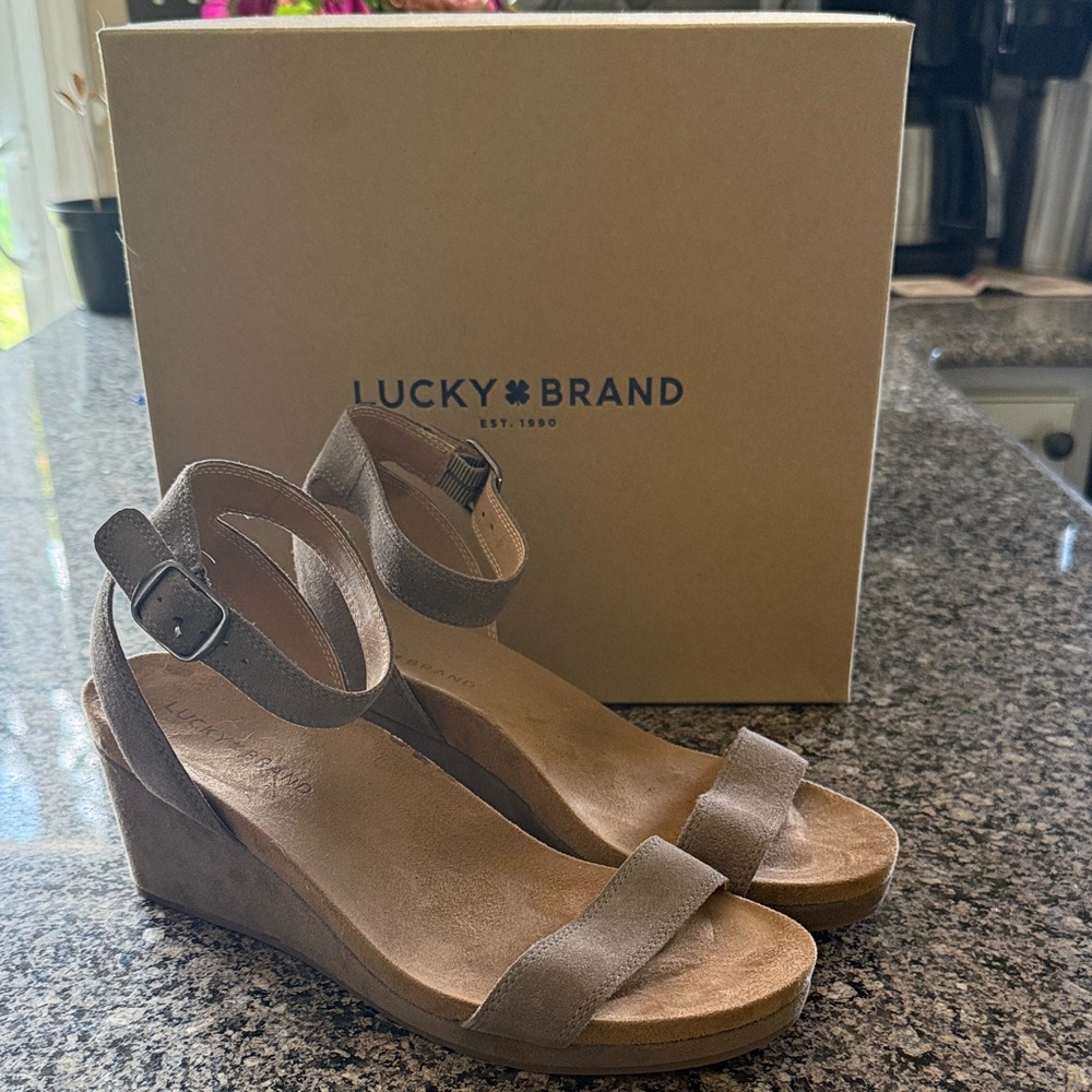Lucky Brand Women's Beige Wedge Sandals